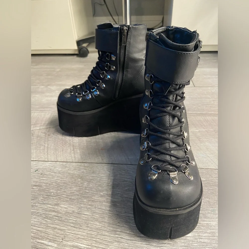 Size 8 Kera 21 boots by Demonia - Picture 9 of 11